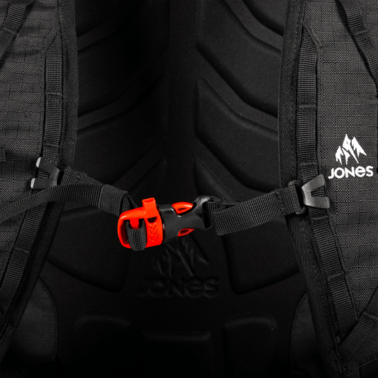 JONES Bag Further 25L Stealth Black Os Lines Snow Boutique