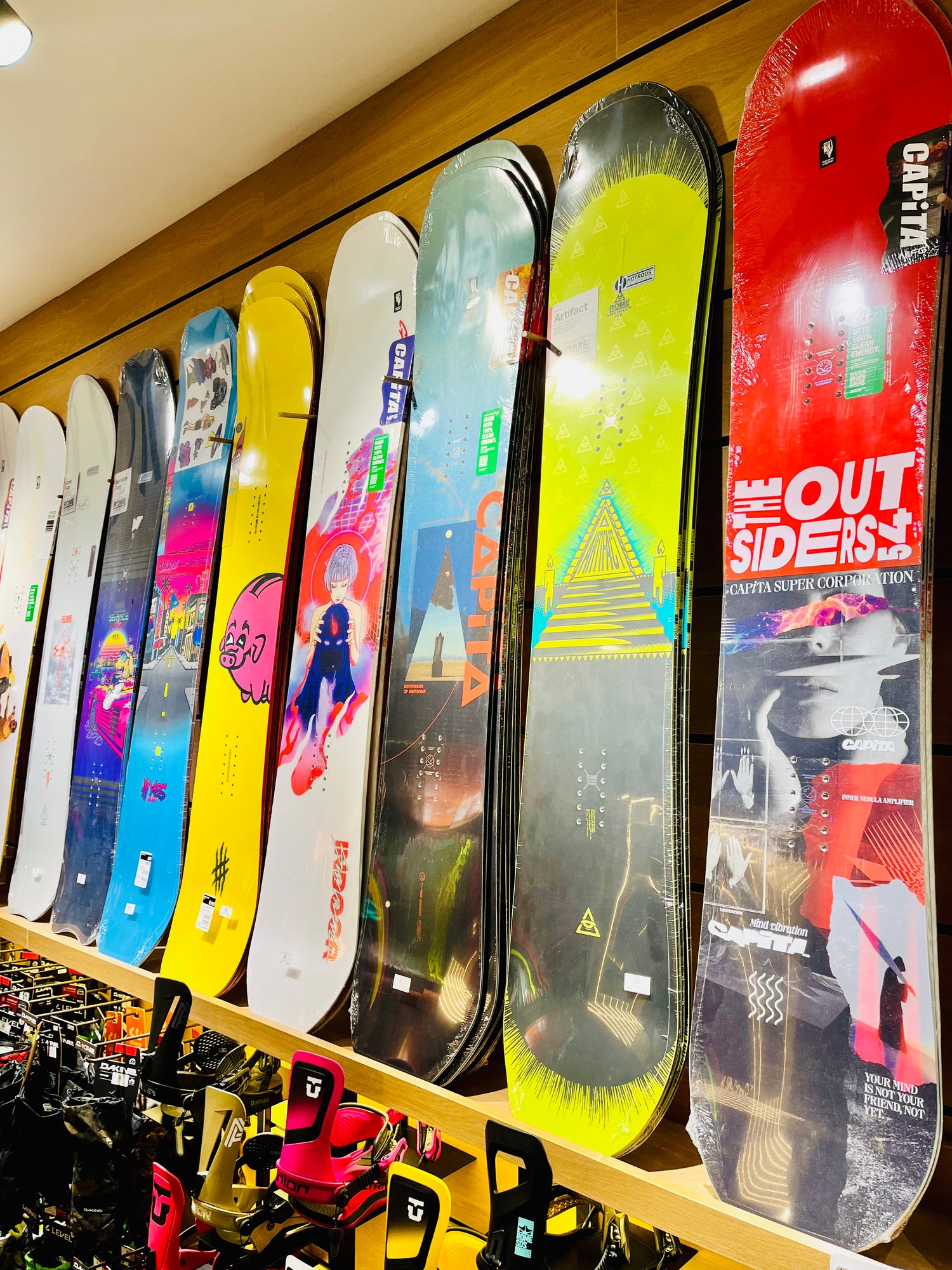 Tablas expuestas en la tienda Lines Boutique